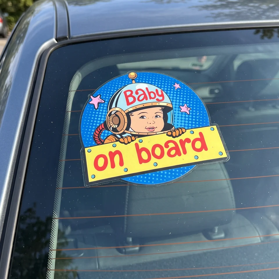 Ενδεικτική απεικόνιση αυτοκόλλητου Baby on Board με μικρό αστροναύτη στο πίσω τζάμι αυτοκινήτου