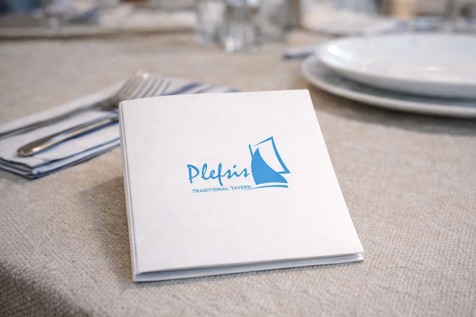 Λευκό έντυπο menu παραδοσιακής ταβέρνας πάνω σε τραπέζι